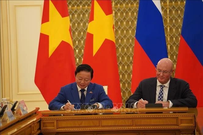 Le vice-Premier ministre vietnamien Tran Hong Ha (à gauche) et de son homologue russe Dmitri Tchernychenko signent le procès-verbal de la réunion. Photo : VNA