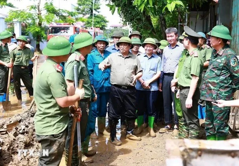 Le Premier ministre Pham Minh Chinh donne des instructions sur place pour régler les conséquences des inondations à Yen Bai. Photo : VNA.