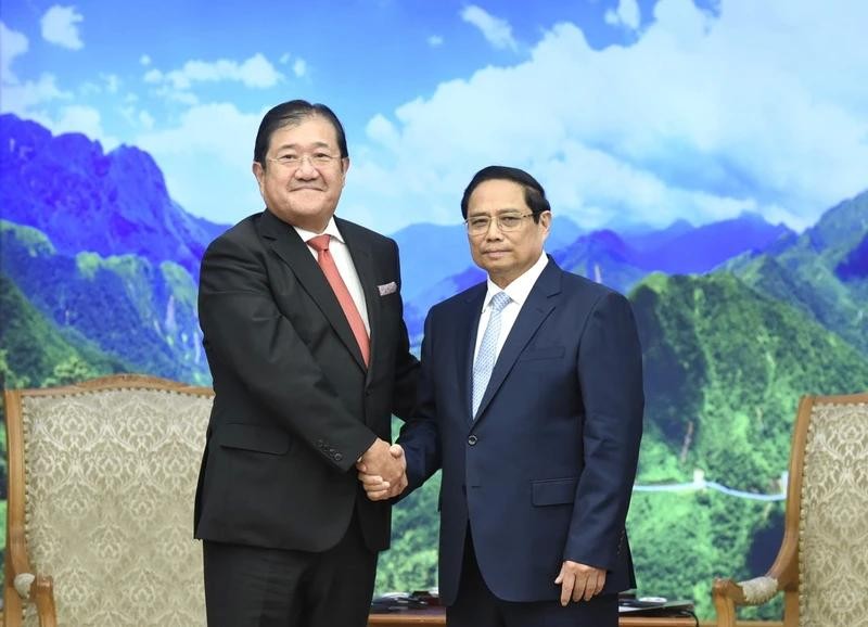 Le Premier ministre Pham Minh Chinh (droite) et le président du groupe japonais Mitsui. Photo : NDEL