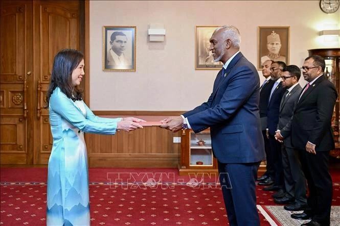 L'ambassadrice du Vietnam au Sri Lanka, Trinh Thi Tam, présente ses lettres de créance au président des Maldives, Mohamed Muizzu. Photo : VNA