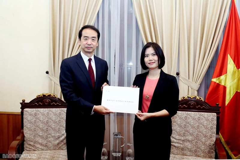 La directrice adjointe chargée du Département du protocole d’État du Vietnam, Vu Hoang Yen (à droite) et l’ambassadeur de Chine au Vietnam, He Wei, le 12 septembre à Hanoi. Photo : baoquocte.vn