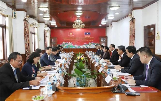 Séance de travail entre les délégations de la Commission d'organisation du Comité central du Parti communiste du Vietnam (PCV), et de la Commission d'organisation du Comité central du Parti populaire révolutionnaire du Laos (PPRL). Photo : VNA.