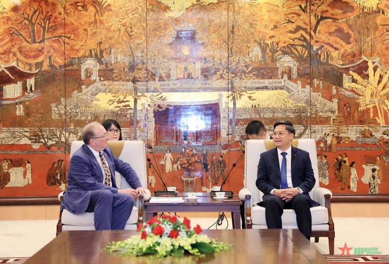 Le vice-président du Comité populaire de Hanoï, Ha Minh Hai (à droite) et Michael Mainelli, maire du centre financier de Londres. Photo : qdnd.vn