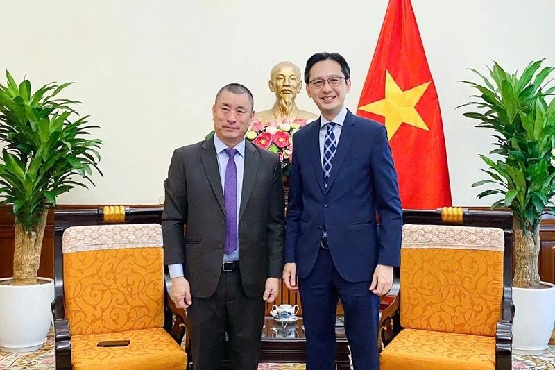 L'ambassadeur du Bhoutan en Thaïlande et au Vietnam, Kinzang Dorji et le vice-ministre vietnamien des Affaires étrangères Do Hung Viet (droite). Photo : VNA.