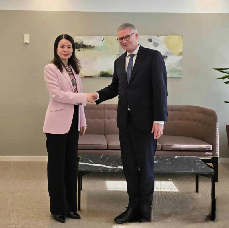 La vice-ministre vietnamienne des Affaires étrangères Nguyen Minh Hang (à gauche) et le secrétaire d'État permanent danois aux Affaires étrangères Jeppe Tranholm-Mikkelsen. Photo : baoquocte.vn