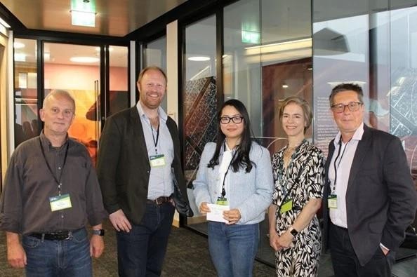 La Dr Nguyên Thuy Ba Linh (centre) reçoit le prix lors du concours de pitch Spinout Showdown organisé par l'ULCB, qui fait partie de l'University College London. Photo : CPV.