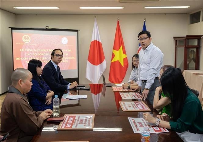 Le président de l'Association des Vietnamiens de Saitama, Pham Dinh Thuong, souligne qu'il continuerait à aider les sinistrés à surmonter les conséquences du typhon Yagi. Photo : VNA.