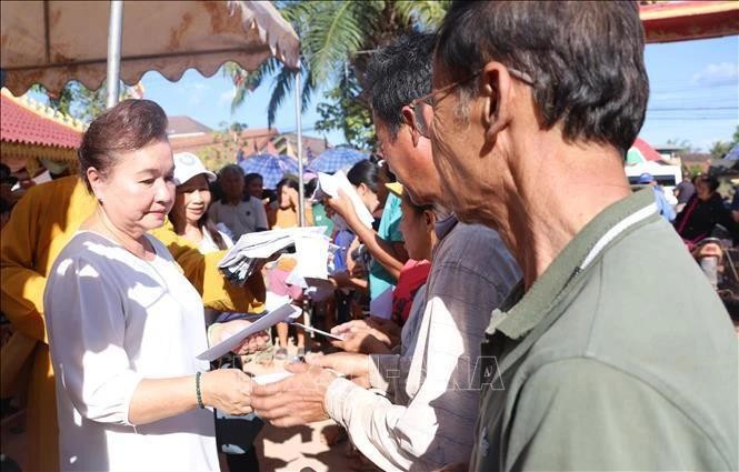 Remise des cadeaux à des victimes touchés par le typhon Yagi au Laos. Photo : VNA.