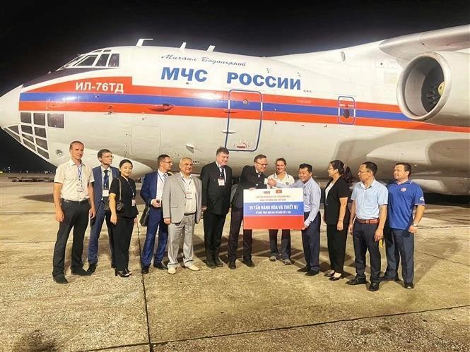 L'avion du ministère russe des situations d'urgence a livré 35 tonnes d'aide humanitaire au Vietnam à l'aéroport international de Noi Bai. Photo : VNA.