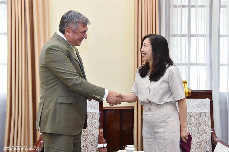 La vice-ministre vietnamienne des Affaires étrangères, Lê Thi Thu Hang (à droite) et le vice-président de la Commission des affaires étrangères de la ville de Saint-Pétersbourg, Kalganov. Photo : baoquocte.vn