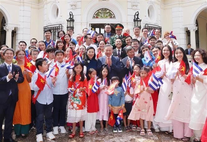 Le secrétaire général et président Tô Lâm pose avec les membres du personnel de l’ambassade du Vietnam et des représentants de la communauté vietnamienne à Cuba, le 26 septembre. Photo : VNA.