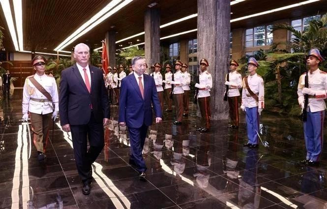 Le premier secrétaire du Parti communiste cubain (PCC) et président cubain Miguel Díaz-Canel Bermúdez et le secrétaire général du Parti communiste du Vietnam et président vietnamien Tô Lâm (à droite) passent en revue la garde d’honneur. Photo : VNA.