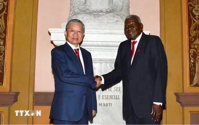 Entrevue entre le ecrétaire général et président vietnamien Tô Lâm (à gauche) et le président de l’Assemblée nationale de Cuba Esteban Lazo Hérnandez, à La Havane, le 26 septembre. Photo : VNA.