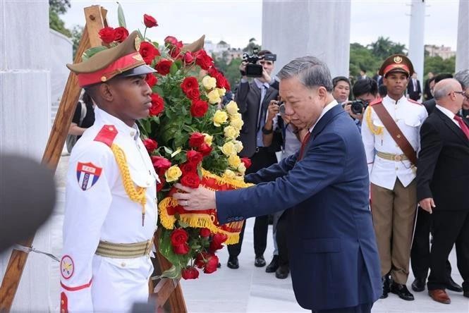 Le dirigeant vietnamien Tô Lâm dépose une gerbe de fleurs devant le monument du héros national cubain. Photo : VNA.