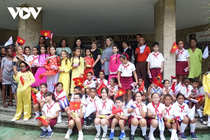 Ngo Phuong Ly et Lis Cuesta Peraza, épouse du premier secrétaire du Comité central du Parti communiste de Cuba et président de Cuba Miguel Diaz Canel Bermudez, dans l'école primaire Vo Thi Thang. Photo : VOV.