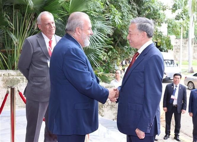 Le secrétaire général du Comité central du Parti communiste vietnamien et président de l'État, Tô Lâm (à droite), rencontre le Premier ministre cubain Manuel Marrero Cruz à La Havane le 26 septembre. Photo : VNA.