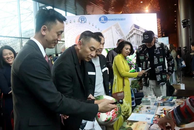 Dans un stand présentant l’image et la marque de destinations vietnamiennes sûres, conviviales, de qualité et durables. Photo : NDEL.