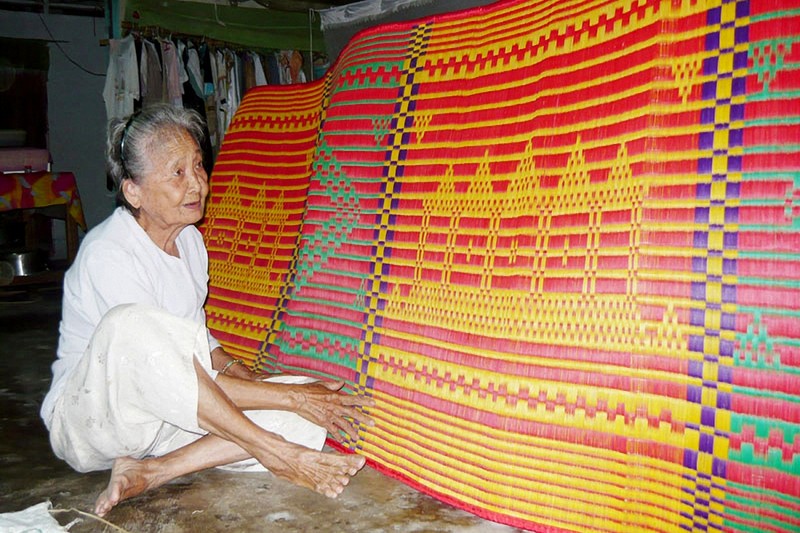 Les nattes de Ca Hom sont principalement des nattes imprimées fleurs avec des motifs typiques du peuple khmer. Photo : VOV.