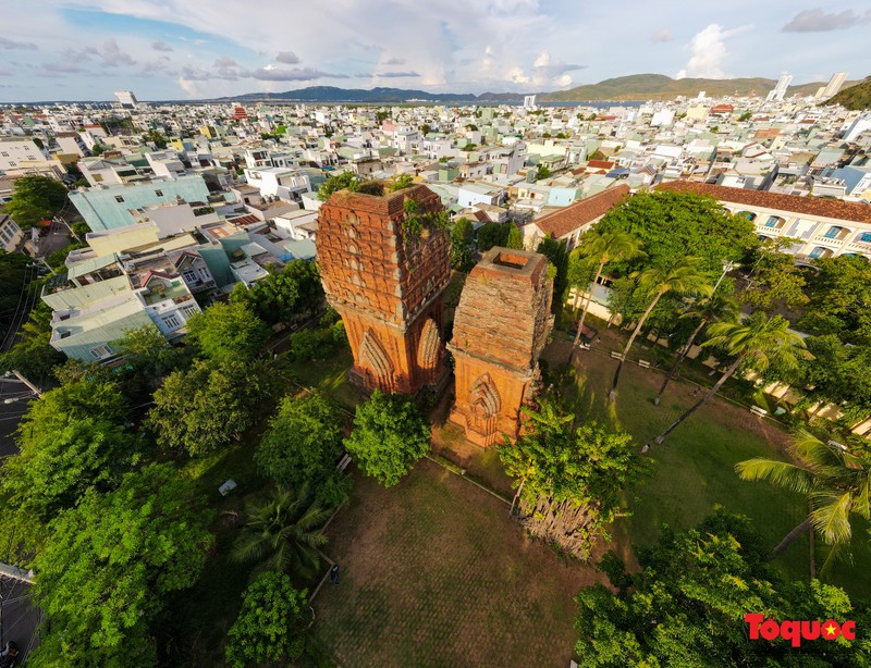 Situées dans la rue Tran Hung Dao (quartier Dong Da, ville de Quy Nhon, province de Binh Dinh), les tours jumelles sont également connues sous le nom de tour Hung Thanh. La tour nord mesure environ 22 m de haut, la tour sud mesure plus de 17 m de haut. Photo : toquoc.vn