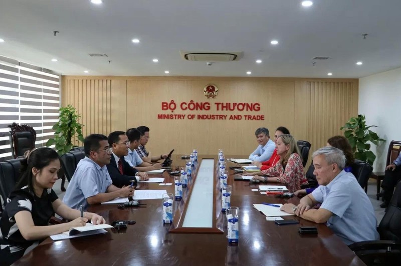 Réunion entre le vice-ministre de l'Industrie et du Commerce, Nguyen Hoang Long et des représentants de la BM. Photo : congthuong.vn