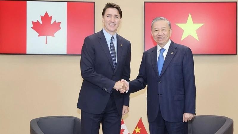 Le secrétaire général du Parti et président vietnamien Tô Lâm (à droite) et le Premier ministre canadien Justin Trudeau. Photo : VNA.