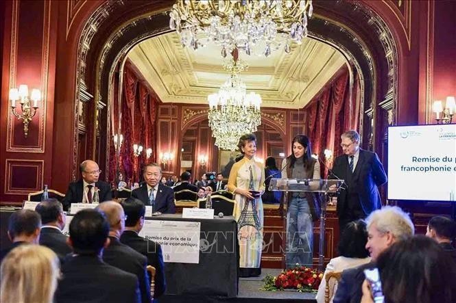 Le dirigeant Tô Lâm assiste à la remise du Prix de la francophonie économique au groupe vietnamien FPT et à la société Made For A Woman de Madagascar. Photo : VNA.