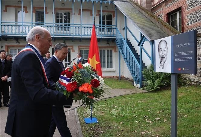 Le dirigeant Tô Lâm et le maire de Sainte-Adresse, Hubert Dejean De La Batie, déposent des fleurs devant la plaque commémorative. Photo : VNA.