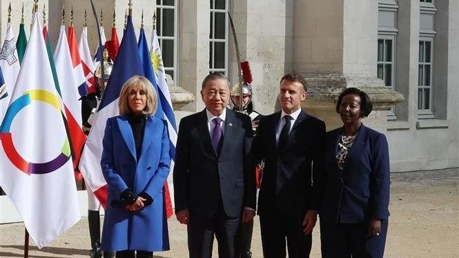 Le président français, Emmanuel Macron, et la secrétaire générale de l'OIF, Louise Mushikiwabo, ont accueilli le secrétaire général et président Tô Lâm (2e, de gauche à droite). Photo : VNA.