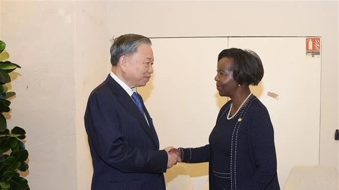 Le secrétaire général du Parti communiste du Vietnam et président vietnamien Tô Lâm et la secrétaire générale de l'OIF, Louise Mushikiwabo. Photo : VNA.