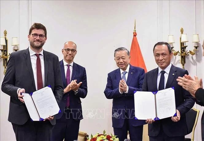 Le dirigeant Tô Lâm assiste à la remise des documents de coopération entre Safran et Vietjet. Photo : VNA.