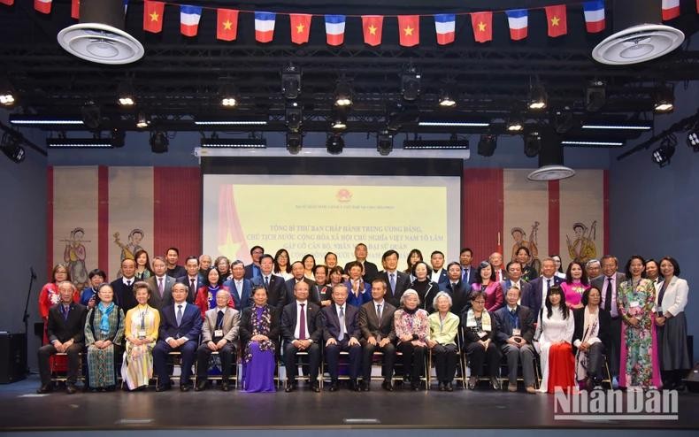 Le dirigeant Tô Lâm et des Vietnamiens de France lors de l'événement. Photo : VNA.