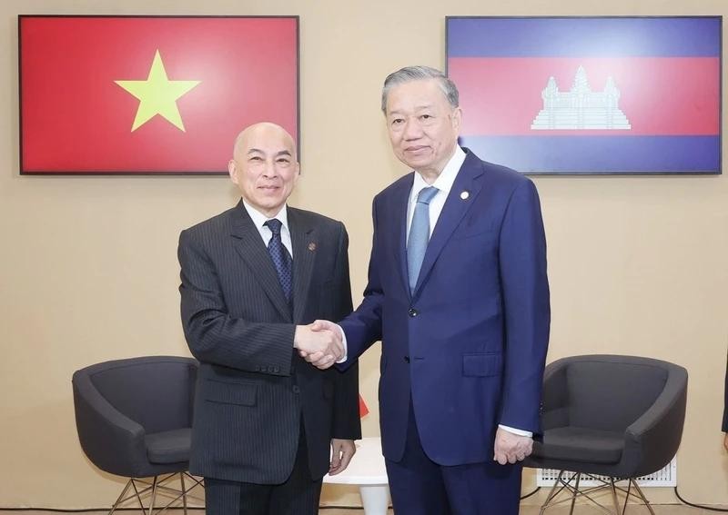 Le secrétaire général du PCV et président vietnamien, Tô Lâm (à droite) et le roi du Cambodge, Norodom Sihamoni. Photo : NDEL.