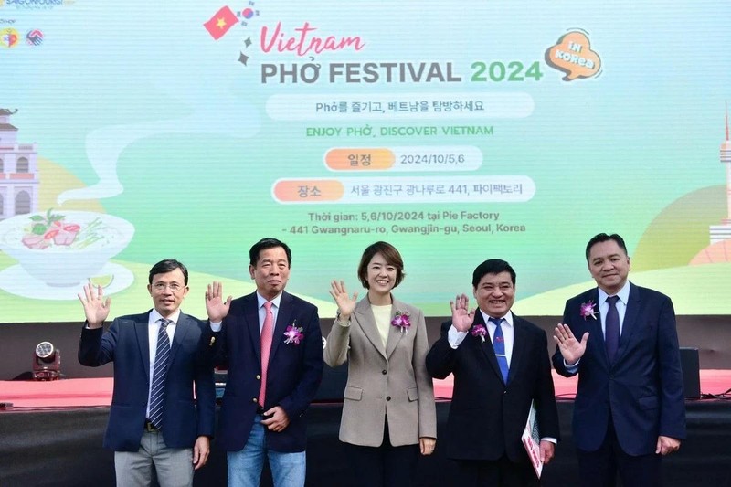 Le "Vietnam Phở Festival 2024" a comporté une scène de spectacle, ainsi que près de 70 stands, dont plus de 40 proposant du Phở et d’autres spécialités vietnamiennes et sud-coréennes. Photo : baoquocte.vn