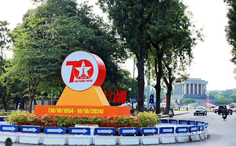 Avant le 10 octobre, de nombreuses rues ont été décorées de panneaux d'affichage, de banderoles de fleurs pour célébrer le 70e anniversaire de la libération de Hanoi. Photo : baoquocte.vn