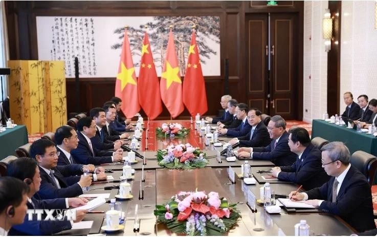 Entretien entre le Premier ministre vietnamien Pham Minh Chinh et le Premier ministre chinois Li Qiang, dans la ville de Dalian, province chinoise du Liaoning, le 24 juin 2024. Photo : VNA.