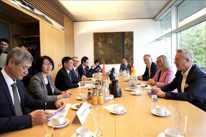 La séance de travail entre le vice-Premier ministre Ho Duc Phoc et la présidente du Groupe des parlementaires d’amitié de l’Allemagne-Association des nations de l'Asie du Sud-Est (ASEAN), Mme Gabriele Katzmarek. Photo : VNA.