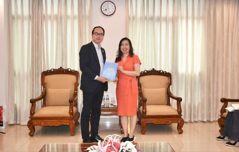 La vice-ministre des Affaires étrangères et présidente du Comité d’État chargé des Vietnamiens à l’étranger, Le Thi Thu Hang (à droite) et Nguyen Hong Son, président de VUAJ. Photo : baoquocte.vn