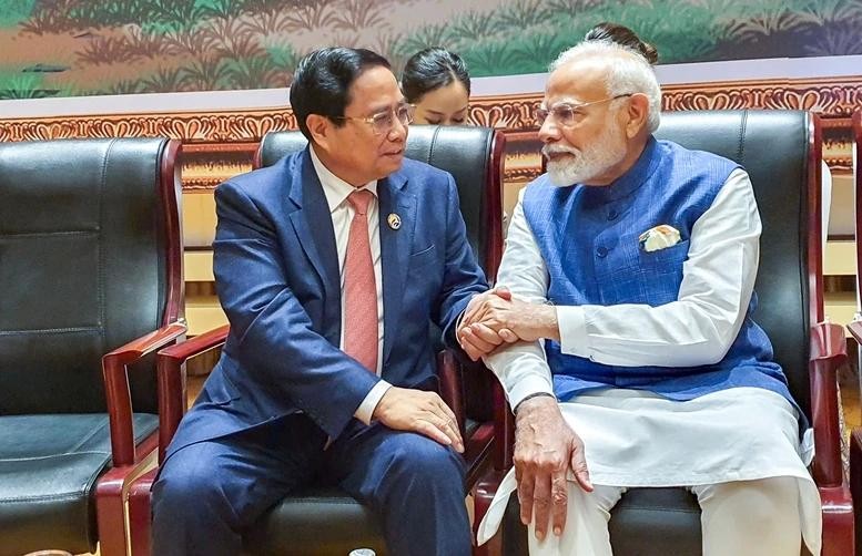 Le Premier ministre vietnamien Pham Minh Chinh (gauche) rencontre son homologue indien Narendra Modi à Vientiane. Photo: VNA