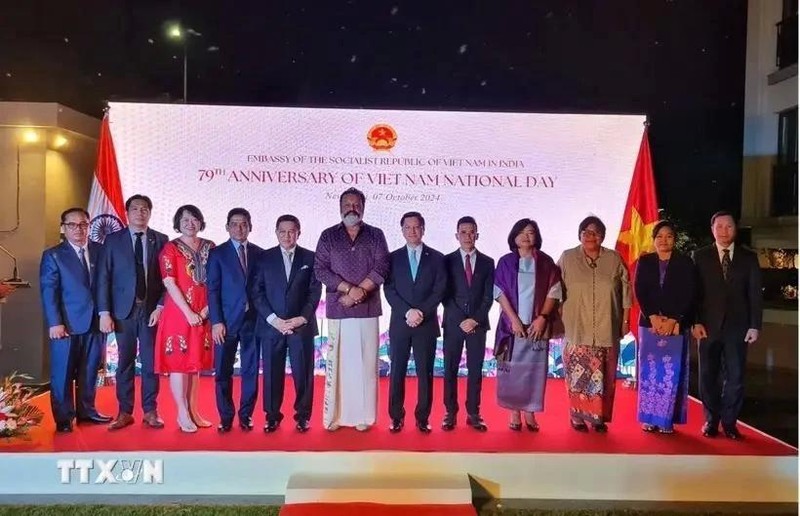 Des responsables vietnamiens et indiens prennent la photo lors de la célébration du 79e anniversaire de la Fête nationale du Vietnam. Photo : VNA.