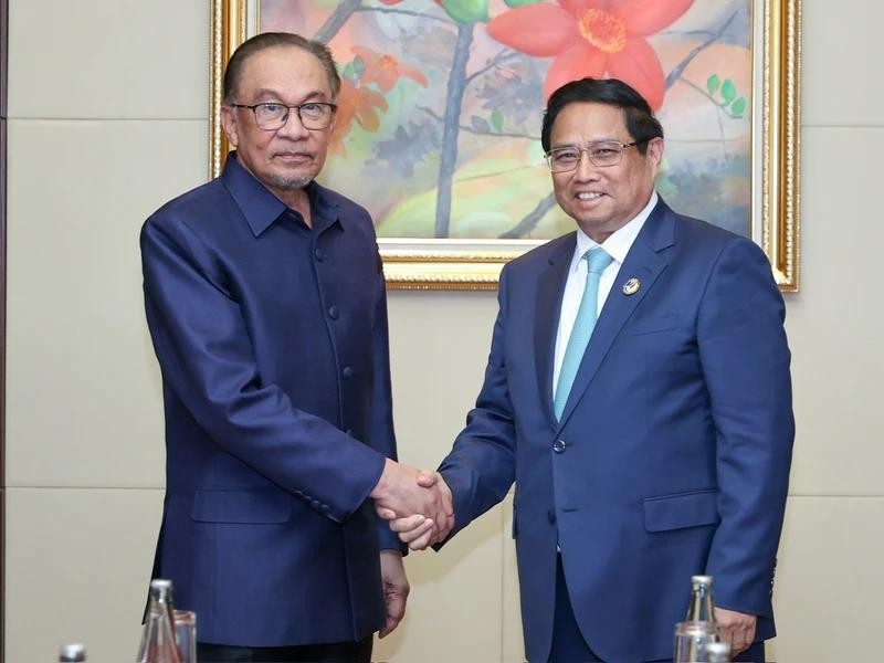 Le Premier ministre Pham Minh Chinh (à droite) et son homologue malaisien Anwar Ibrahim, à Vientiane, le 10 octobre. Photo: VNA