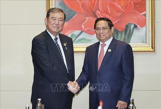 Le Premier ministre Pham Minh Chinh (à droite) rencontre son homologue japonais Shigeru Ishiba, à Vientiane, au Laos, le 11 octobre. Photo : VNA.