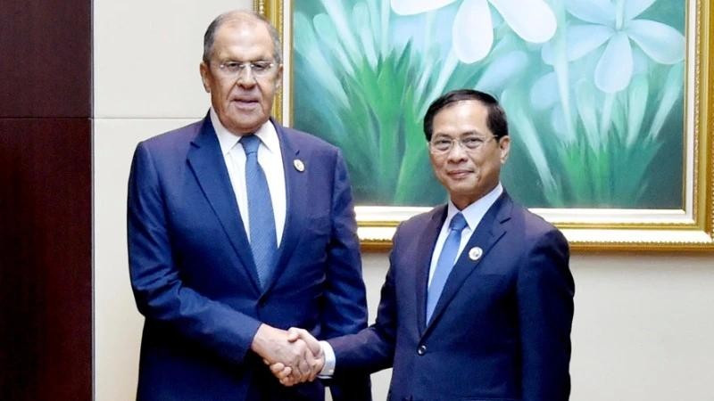 Le vice-PM et ministre des AE vietnamien Bui Thanh Son (à droite) et le ministre russe des Affaires étrangères Sergueï Lavrov. Photo : VNA