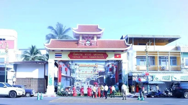 Porte de la rue culturelle Thaïlande-Vietnam à Nakhon Phanom. Photo : VNA.