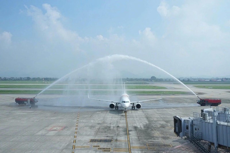 Cérémonie de bienvenu d’un vol en provenance de la ville chinoise de Guiyang à l'aéroport de Noi Bai. Photo : VOV.