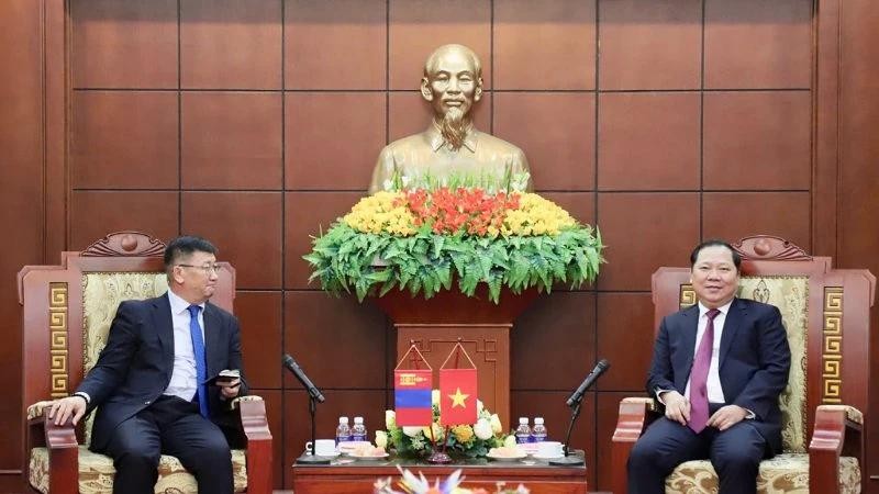 Le secrétaire du Comité provincial du Parti de Hoa Binh, Nguyen Phi Long (à droite) et l’ambassadeur mongol au Vietnam, Jigjee Sereejav. Photo : NDEL.