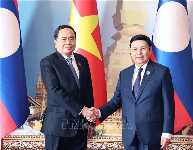 Le président de l'Assemblée nationale du Vietnam, Tran Thanh Man (gauche), et son homologue lao, Saysomphone Phomvihane. Photo : VNA.