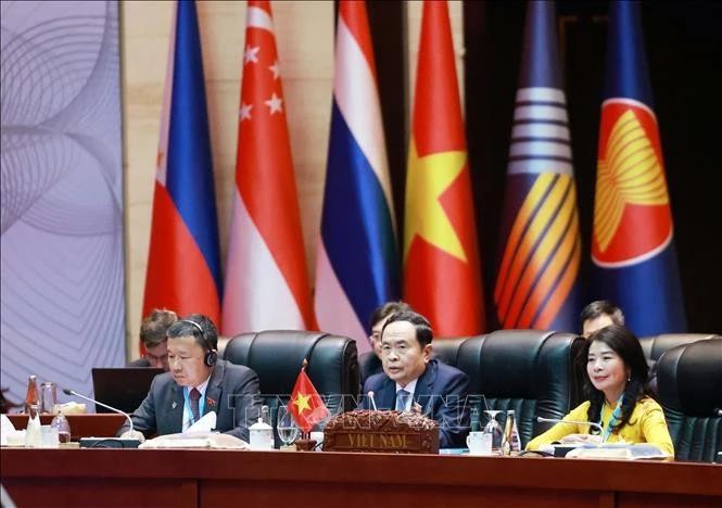 Le président de l’Assemblée nationale du Vietnam Trân Thanh Mân (centre) lors de la réunion du Comité exécutif de l’AIPA-45, à Vientiane, le 18 octobre. Photo : VNA.