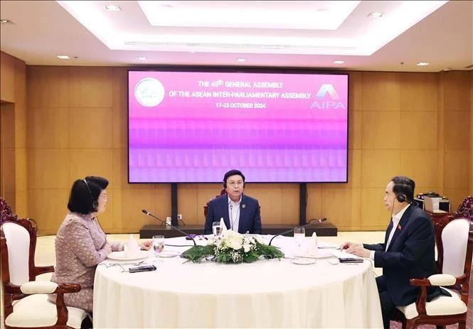 Les présidents des Assemblées nationales du Vietnam, du Laos et du Cambodge. Photo : VNA.