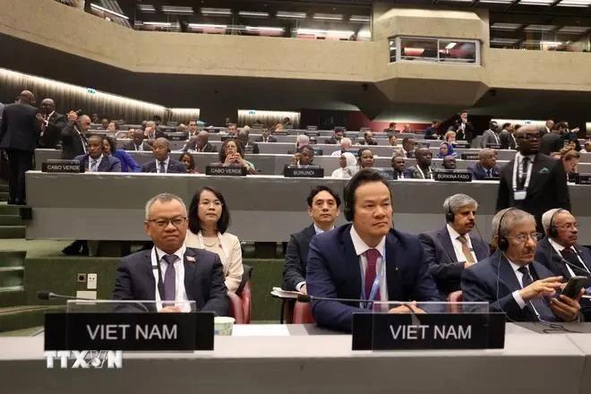 Le vice-président de la Commission des relations extérieures de l’Assemblée nationale du Vietnam, Nguyên Manh Tiên (à gauche) et les membres de la délégation vietnamienne à l’UIP-49. Photo : VNA.