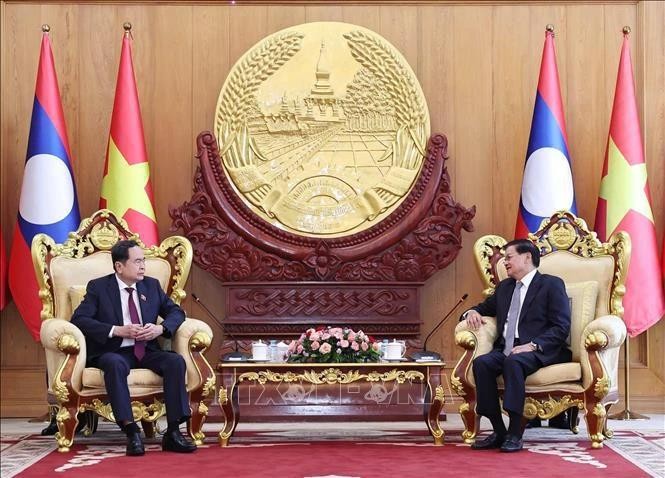 Le président de l’Assemblée nationale, Tran Thanh Man (gauche), rencontre le dirigeant lao, Thongloun Sisoulith. Photo : VNA.